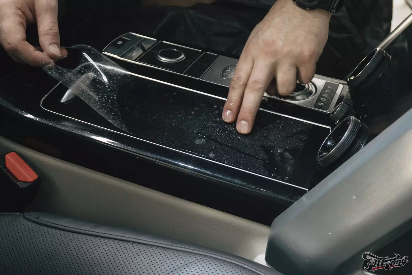 Химчистка и ремонт кожи в салоне Range Rover